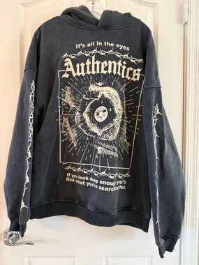 Crewneck Graphic Sweatshirt - Black
